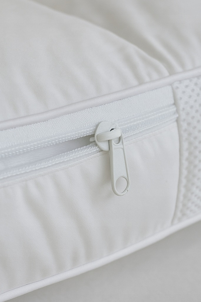 Boki poduszki z siateczką 3D i pokrowiec